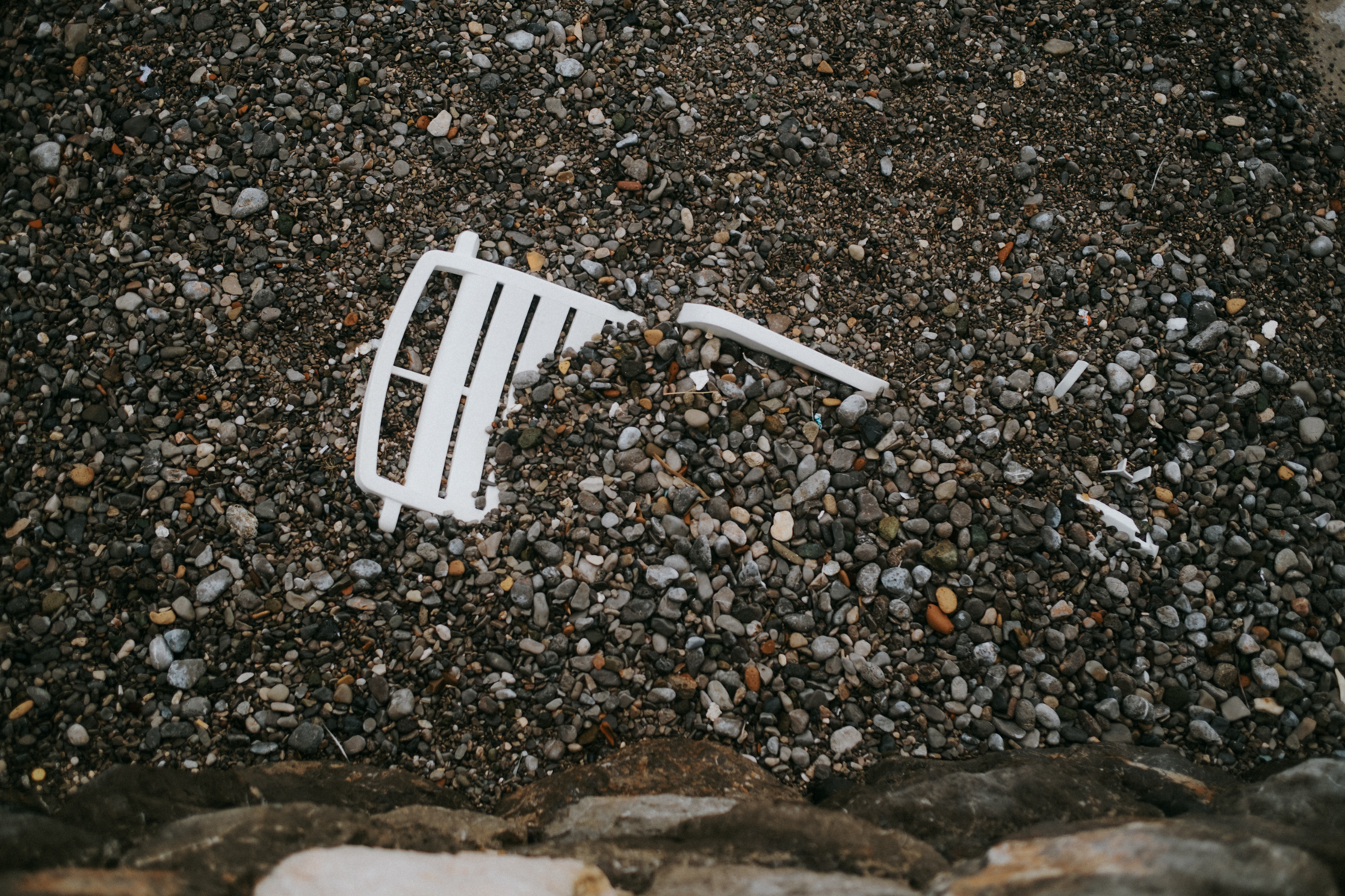 Leżak na plaży w piasku zakopany